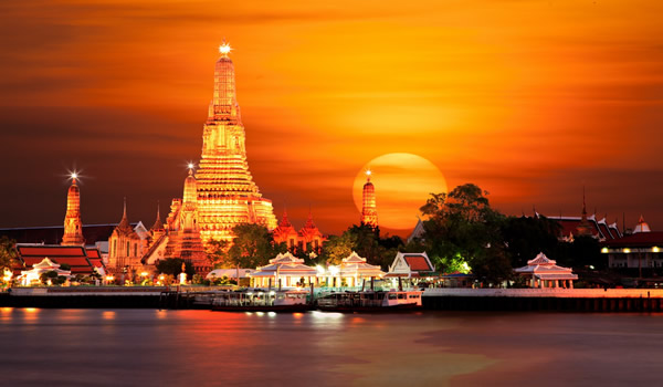 Wat Arun, The temple at dawn